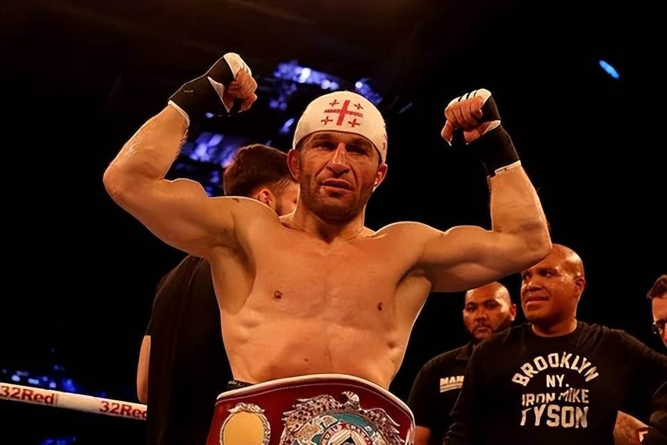 阿夫坦迪尔·库尔齐泽在比赛中被替补拳手逼平