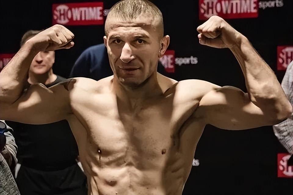 阿夫坦迪尔·库尔齐泽在比赛中被替补拳手逼平