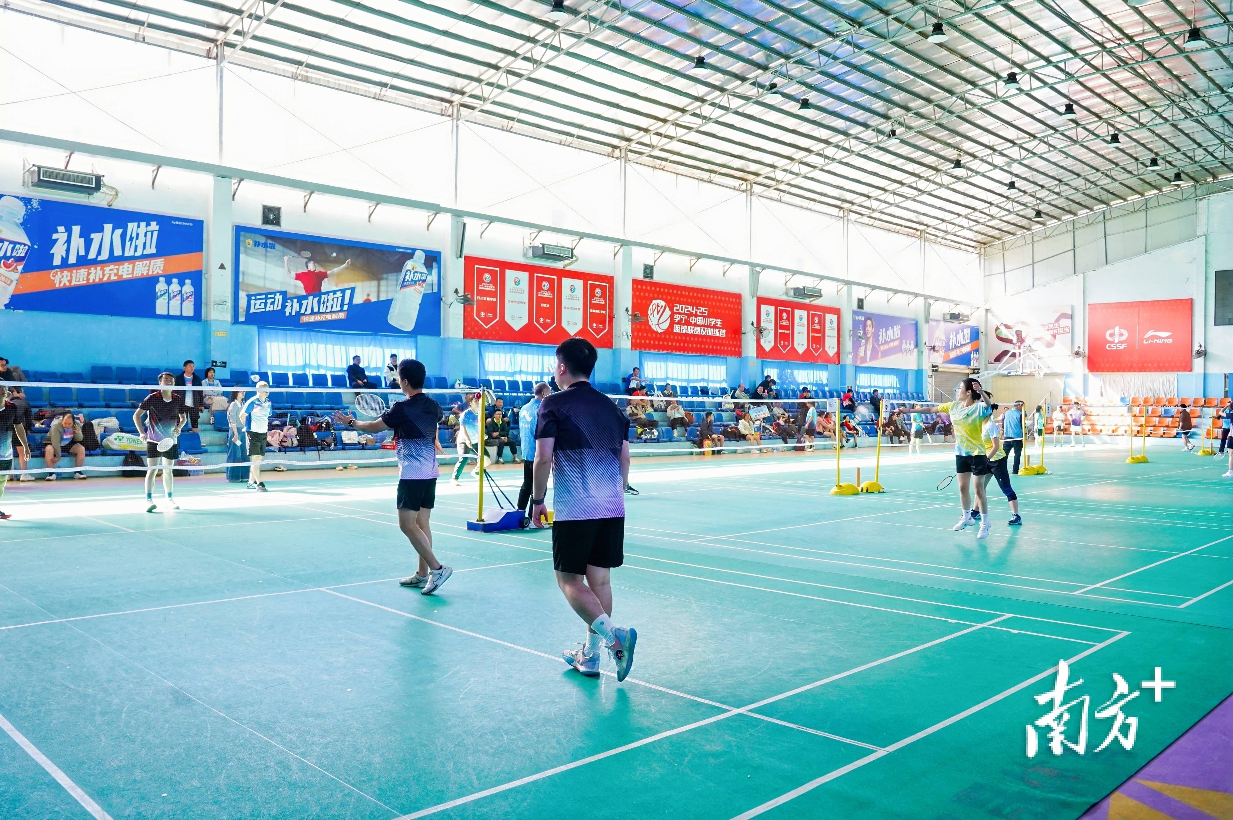 清城区龙塘镇举办职工羽毛球混合团体赛