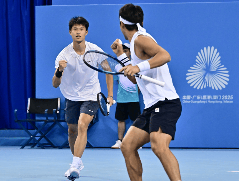 全运会网球男双决赛:唐盛 / 孙浅 2-1 力克布云朝克特 / 郑展,逆转夺金