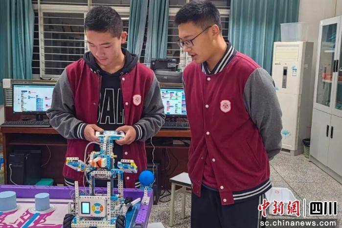 成都青羊学子获世界机器人大赛冠军