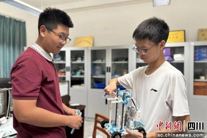 成都青羊学子获世界机器人大赛冠军